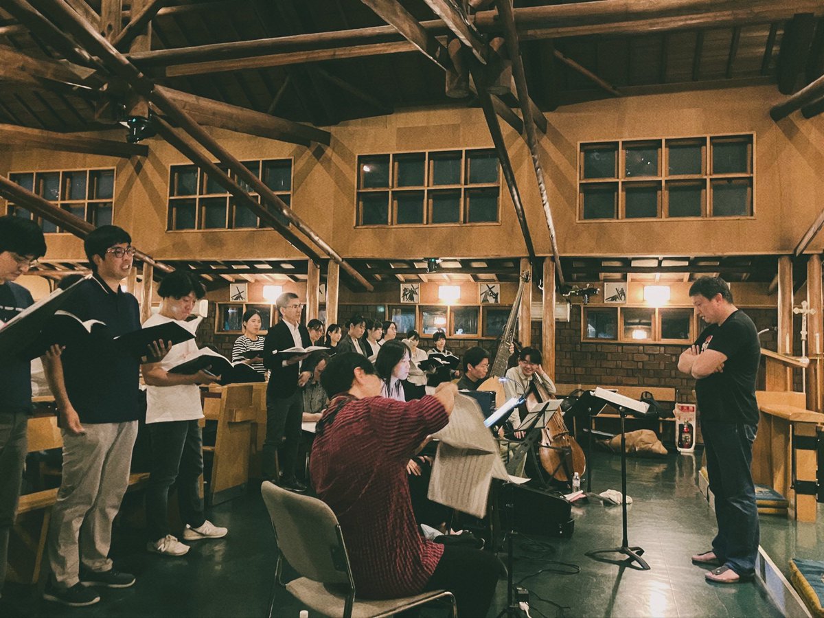 musikkreis's tweet photo. 【リハ３日目】
今日は主に通し練習を行い、その後に気になった部分を確認。あとは当日に力を出し切るのみ！
これまで演奏した曲も簡単ではありませんでしたが、祐介先生も「これは過去イチ大変だねぇ…」と。それでも必死に向き合いました。是非私たちの《白鳥の歌》を聴きにお越しください！ https://t.co/mHiMbZzBVt