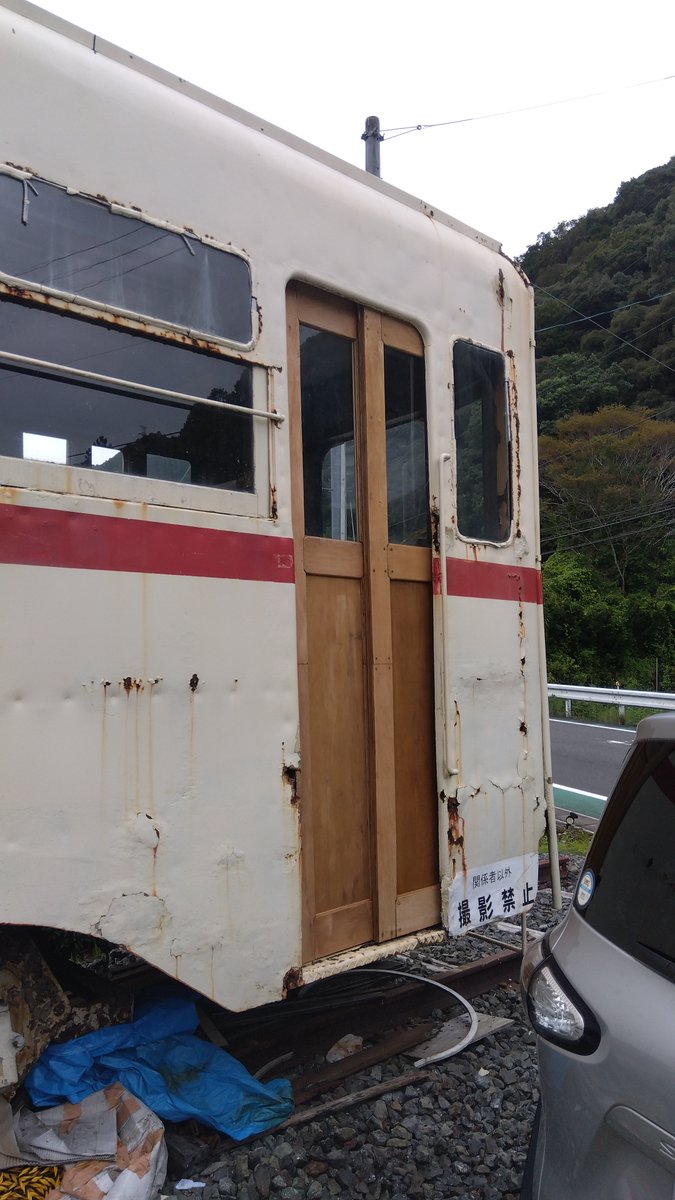 shimizu_tetudou's tweet photo. 先週と今日の作業で清水市内線65号のドア2枚目を制作、
取付を行いました。
これで現役時代の乗降扉の窓高さになったと思います。
扉の開閉機構や塗装などを行って仕上げていきます。
最終的に4カ所全て再更新をしていきます。 https://t.co/anOGex6lvz