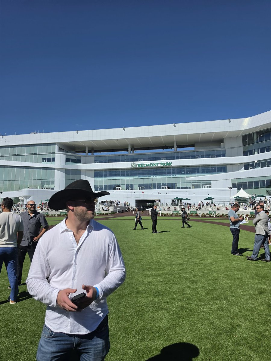 Wadhams_Stable's tweet photo. Yesterday was a great day for NY racing and horse racing as a whole! What a great new venue and thankful that Forever Young made the trip! @BelmontPark1905 https://t.co/uLz3IEuPuv