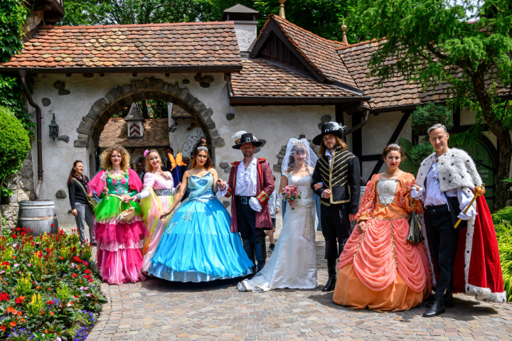 ThomasMack_EP's tweet photo. Heute und morgen wird es im #EuropaPark märchenhaft! Beim Märchenfest in Grimms Märchenwald warten Aschenputtel, der Froschkönig, Frau Holle und viele weitere Märchenfiguren auf unsere kleinen Gäste. Ich wünsche allen Kindern zauberhafte Erlebnisse und viel Freude beim Mitmachen! https://t.co/swgZDgqlkm