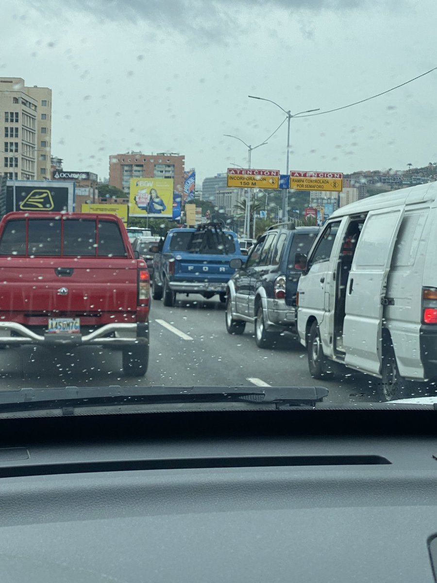 jacque1261's tweet photo. No se que pasa pero esta trancada la autopista del este  no se mueve https://t.co/Y6I5FwSkoV