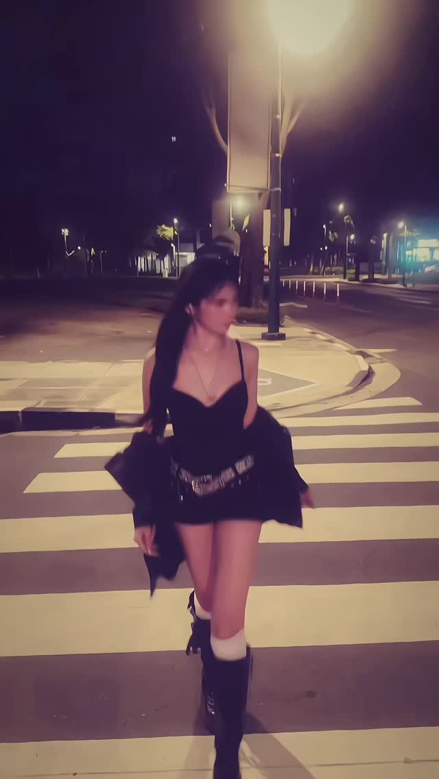 RoyTurnermqvs's tweet photo. 店舗で、新人ちゃんがお客様に怒鳴られてた。
「責任者を出せ！」
「お前じゃ話にならん！」 店長がすっと前に出た。
「いかがなさいましたか？」 お客様「この子の態度が悪い！今すぐクビにしろ！」 店長「具体的に、どのような点が？」 お客様「…とにかく、気に食わないんだよ！」… https://t.co/xt3CnfBWz6