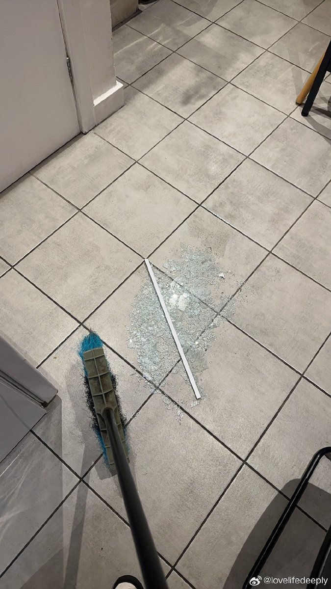 alicu464734's tweet photo. Spilled milk everywhere—now’s the perfect time to put that old cookie sheet to use as a tray, scrubbing the counter while sipping my iced coffee. Small wins for a messy Tuesday!， https://t.co/J5DtGUKWrm
