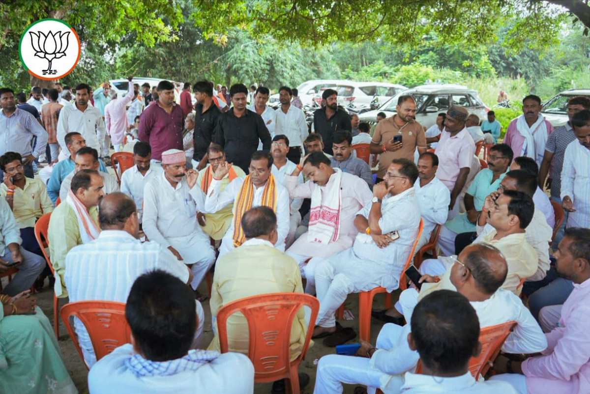 svivek123bjp's tweet photo. क्षेत्र के माननीय विधायक श्री विनय गोंड जी के पूज्य पिताजी की अंत्येष्टि में फाजिलनगर स्थित घोरना कुंड घाट पहुँचकर पुण्यात्मा को भावपूर्ण अंतिम विदाई दीईश्वर से पुण्यात्मा की शांति एवं सद्गति तथाशोकाकुल परिजनों को इस अपार दुःख को सहन करने की शक्ति प्रदान करने की प्रार्थना की।ॐ https://t.co/vo7gsKZmqZ