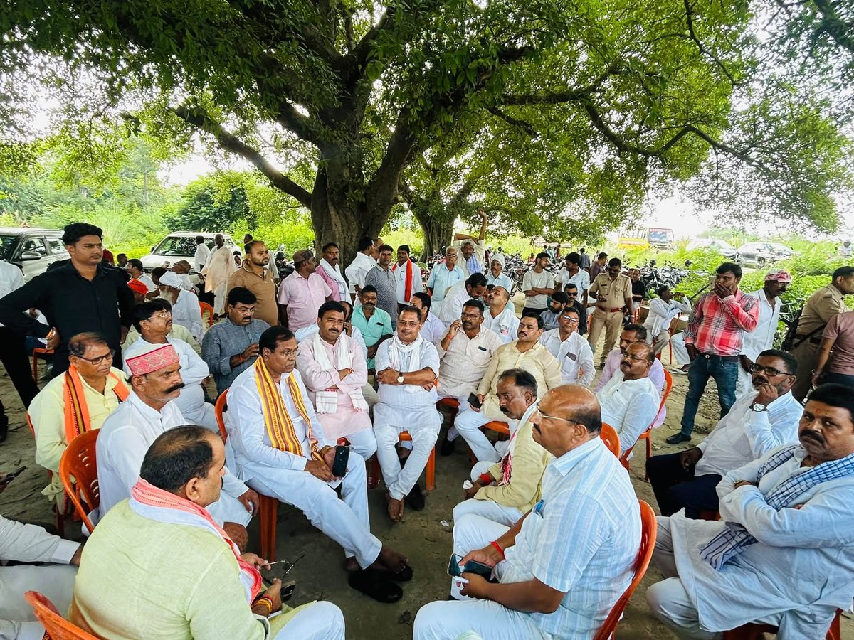svivek123bjp's tweet photo. क्षेत्र के माननीय विधायक श्री विनय गोंड जी के पूज्य पिताजी की अंत्येष्टि में फाजिलनगर स्थित घोरना कुंड घाट पहुँचकर पुण्यात्मा को भावपूर्ण अंतिम विदाई दीईश्वर से पुण्यात्मा की शांति एवं सद्गति तथाशोकाकुल परिजनों को इस अपार दुःख को सहन करने की शक्ति प्रदान करने की प्रार्थना की।ॐ https://t.co/vo7gsKZmqZ