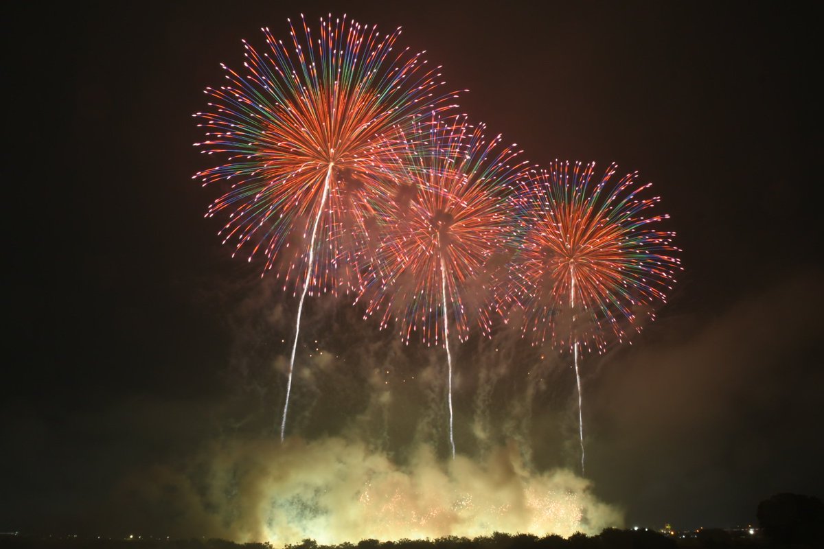 goka_town's tweet photo. 利根川大花火大会五霞町会場にお越しいただきありがとうございました。今年は雨と風向きによる煙でかなり厳しいコンディションでした。
例年は #五霞町 側からも素晴らしい花火が観られるんです。来年もまたぜひよろしくお願いいたします。
中の人が素人なりに頑張って撮った写真をおすそ分けです。 https://t.co/944am5KBWi