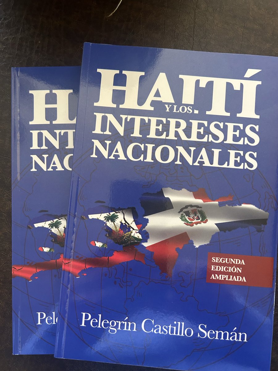 pelegrinc's tweet photo. La Solución Dominicana avanza día a día… hacia el abismo. 

Cuando decimos que no hay solución dominicana a los problemas de Haití, nos referimos tanto a solución aquí como allá: esta semana hemos tenido dos expresiones nada inocentes ni espontáneas de que ciertos sectores de las clases dirigentes, inducidos por sus aliados foráneos, que nos dicen que esta vivo el designio de avanzar hacia la solución dominicana a los problemas de Haití: primero, fue el diputado azuano con su propuesta provocativa de establecer la enseñanza del creol haitiano como asignatura obligatoria en el sistema educativo, secundado por un alegre grupito de opinadores; y luego, la de un inquieto comunicador, que tiene los arrestos de reclamar que debemos “intervenir en las elecciones de Haití” y poner al próximo presidente… (como sucedió con el asesinado Moise). Ambas posiciones están diseñadas para exacerbar las contradicciones insulares, mientras se continúa la ejecución del plan la agresión territorial y demográfica con ropaje “de crisis humanitaria”- nuestro Mega Ceuta en Camara Lenta-, que tiene como objetivo real detonar el conflicto insular y propiciar la intervención internacional, también “por razones humanitarias”.