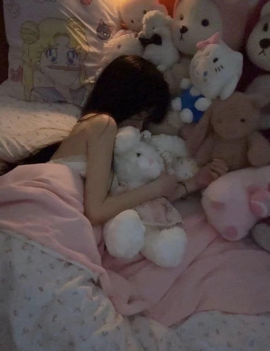 paniccomehomee's tweet photo. pics like these r so triggering to me omg https://t.co/JTXZZHgzOM