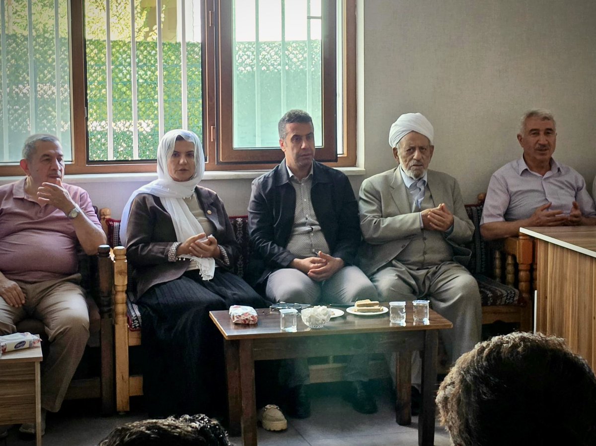 akpartidbakir's tweet photo. 📍Bağlar | Silvanlılar Yas Evi

İnna Lillahi ve İnna İleyhi Raciun

Milletvekilimiz Sayın Suna Kepolu Ataman'ın Hakkın rahmetine kavuşan kıymetli dayısının oğlu Mesut Doğrul’un taziyesinde bulunduk.

Merhuma Cenab-ı Allah’tan rahmet, başta Milletvekilimiz olmak üzere kederli ailesine başsağlığı ve sabır diliyorum.

Mekânı cennet makamı âli olsun.