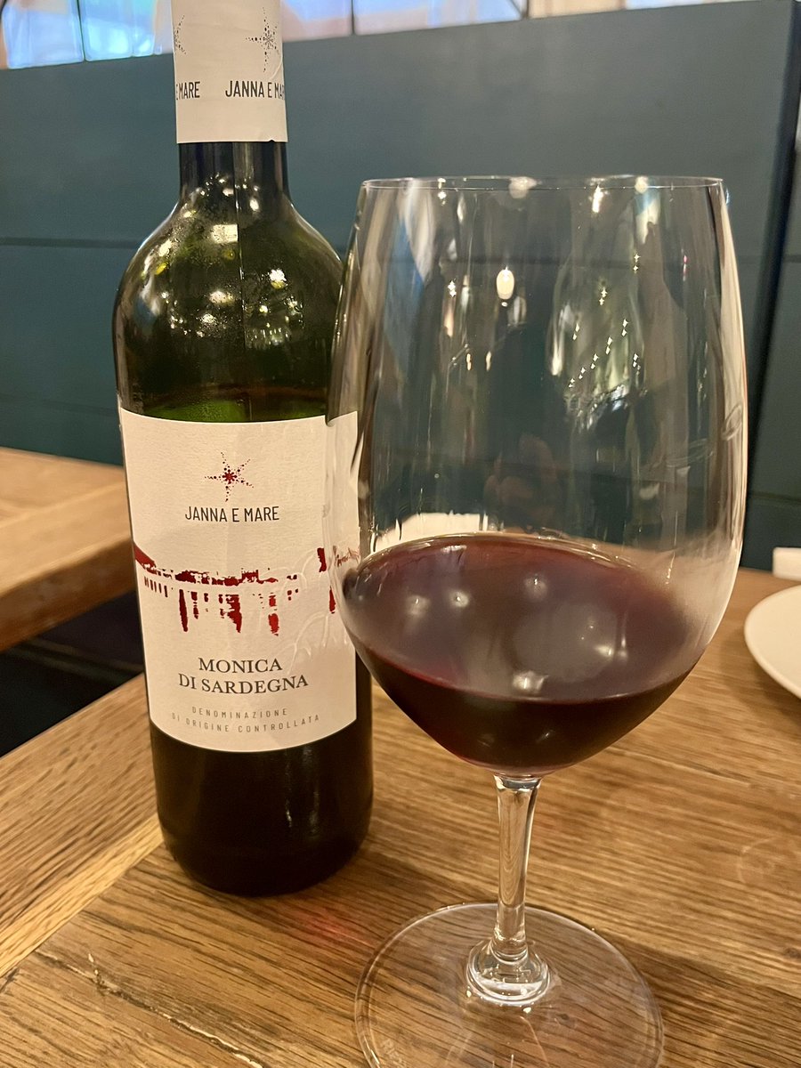 tanoshiiwine's tweet photo. 本日はサルディーニャ島の土着品種モニカの赤をいただきました🍷🇮🇹
サクランボや赤いベリーのチャーミングな果実味にフレッシュなハーブのニュアンス、控えめでシルキーなタンニン🍒🌿
ペスカトーレや羊のサルシッチャとグッドペアリングでとてもおいしいぞ！😽 https://t.co/BwgvaHW0SE