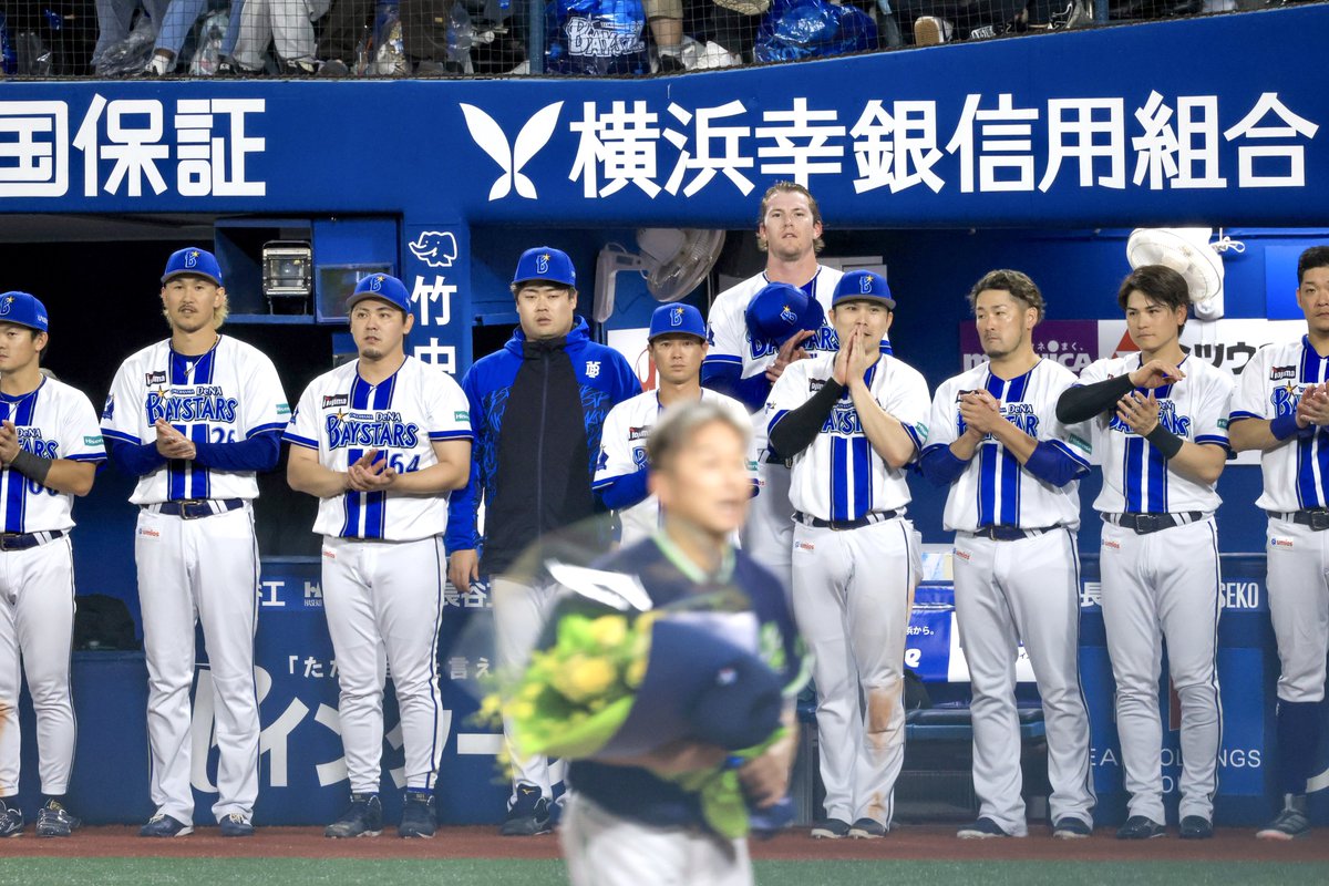 okomemr8's tweet photo. レイノルズ、投げ終えたばかりだけどただ整列してるって感じじゃなくて石川さんのことしっかり見てたし拍手も欠かさず途中から脱帽してた 本当にいい奴じゃん... https://t.co/h38fdDBCTQ