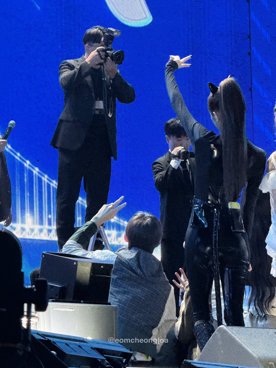 eomseaniee's tweet photo. He looks so tiny☹️☹️☹️ https://t.co/kvwpjbarrD