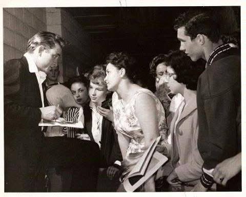 JCFansWorldwide's tweet photo. Johnny Cash signing autographs circa 1960 https://t.co/qWgwZLwC0v