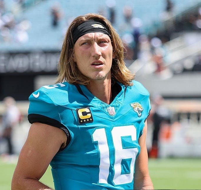 JustGridiron's tweet photo. Trevor Lawrence last season against the Broncos:

63.9 COM% | 279 YDS | 3 TD | 87.9 QBR | 34-20 W

The Jaguars look to get a win at Mile High for the second straight year 🐆 https://t.co/h1UHXp6w1h