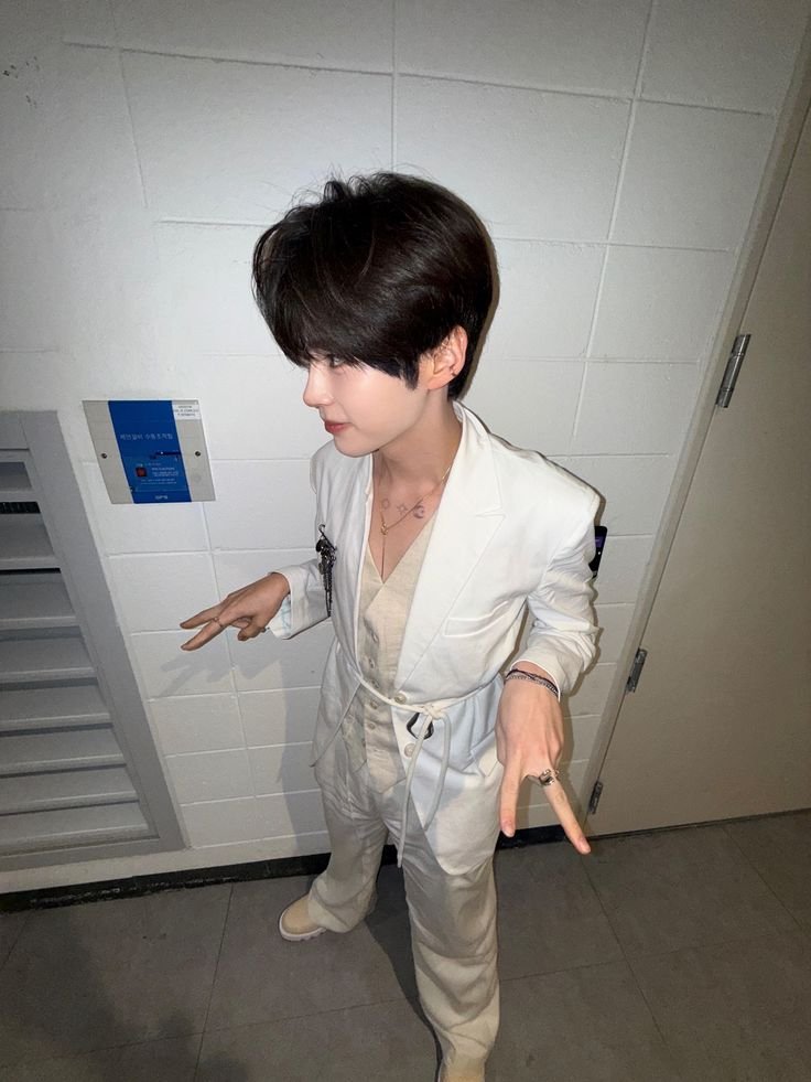 shbussy's tweet photo. 🧵a thread of sung hanbin looking tiny and eatable despite being almost 6 ft #aigookyeopta #ilovethisangle #ineedmorepics #hessocute #sunghanbin #aigookiyowo #myomega #omegabin #hessotiny #imgoingtoswallowhimallup #growls #grrrrr #stayawayfrommyomega #hesmine #yummy https://t.co/3PczExvfHc