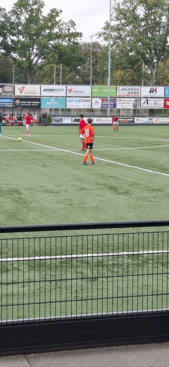 BaJoDiToCo's tweet photo. En dan gaat #Dion helemaal door het lint bij de voetbal. Die blikken, ik kan er niet aan wennen.. 😭
Tobias staat met de rust 2 - 1 voor. Spannend potje, houden ze de koppositie vast?? 💪🏼💪🏼
#BeekVooruit

💛🖤
#ZVGKind
#ZieHun https://t.co/AJI7ggAE7w