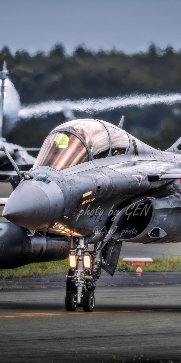 GenJ_photo's tweet photo. ラファールの転がりもカッコいい。いい感じに同じフレームに収まりました。
#百里基地 
#Rafale
 #PEGASE26 https://t.co/DWg9iWm6os