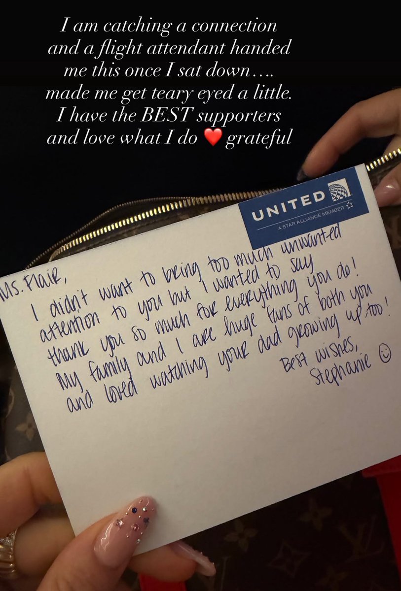 WrestlingWCC's tweet photo. Charlotte Flair received an amazing surprise note from a flight attendant 🧑‍✈️ https://t.co/U9qheDkvOG