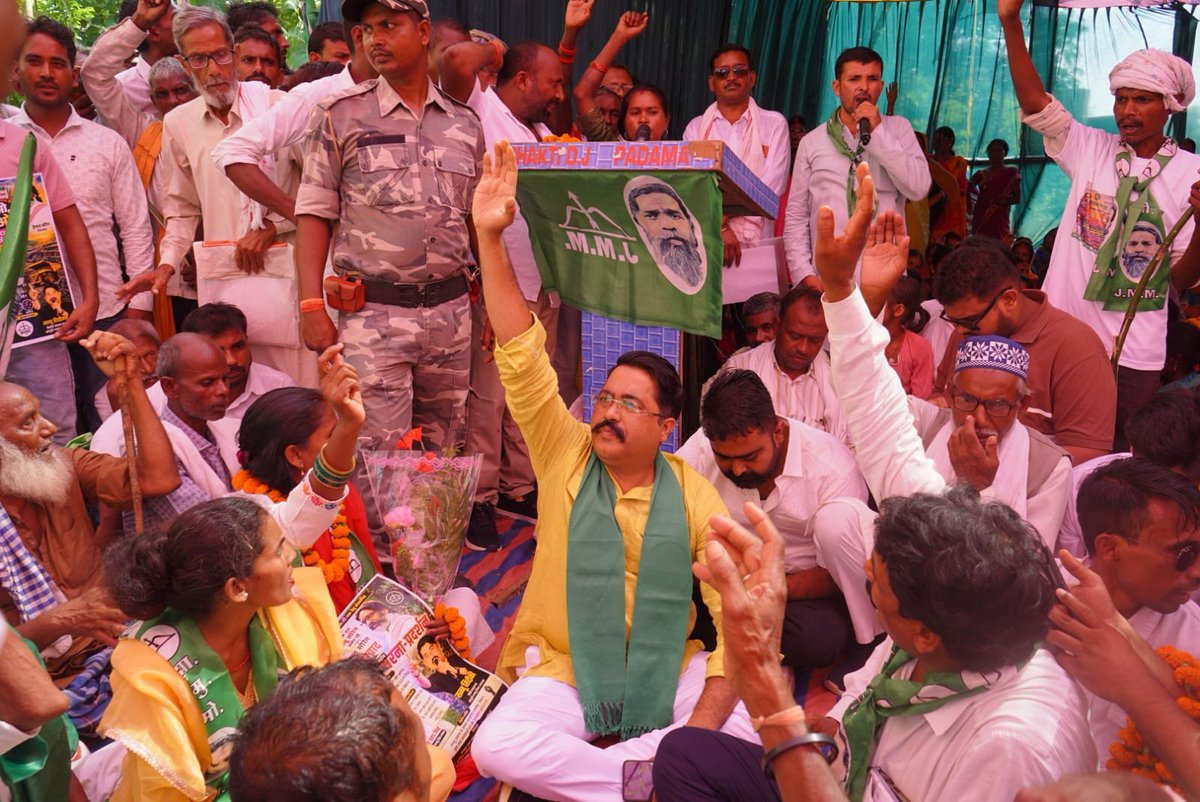 SannuJMM's tweet photo. > *सन्नू सिद्दीकी जी की दहाड़ -*
> "मोदी सरकार @HemantSorenJMM जी की लोकप्रियता से घबरा गई है, इसलिए MMDR काला कानून लाकर मैया सम्मान, अबुआ आवास, पेंशन पर वार कर रही है! ये कानून नहीं, झारखंड के सीने पर गोली है! जान दे देंगे पर जल-जंगल-जमीन नहीं देंगे! झारखंड झुकेगा नहीं!"
> जोहार! ✊ @JMM_Palamu
