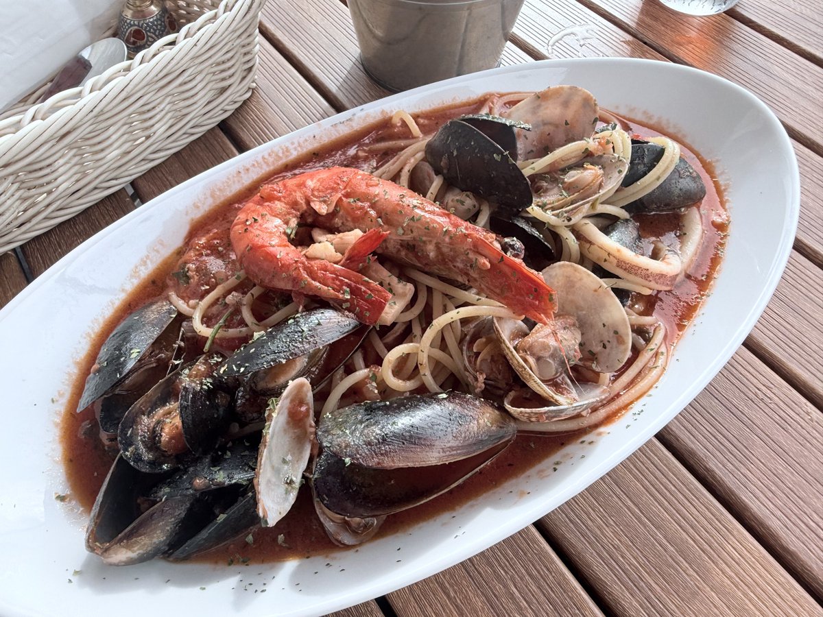 min111224's tweet photo. 海を眺めて食べるめちゃうまイタリアン https://t.co/EFxO3UwcaW