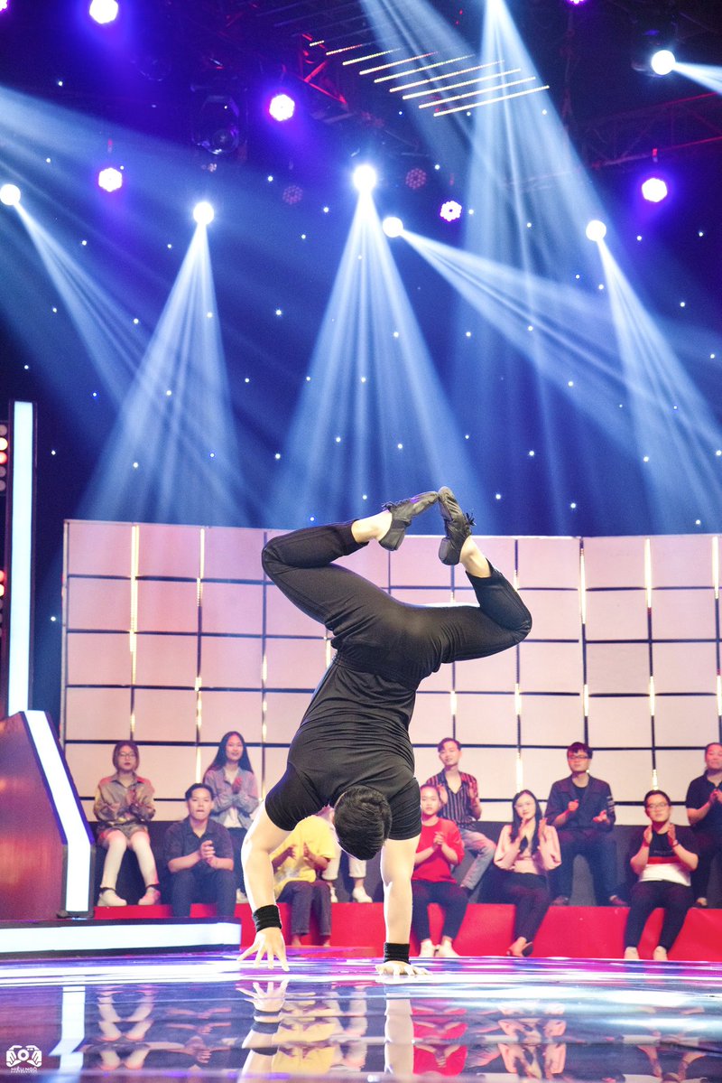 lephamthevu's tweet photo. Tiếp tục giới thiệu Handstand Nghệ Thuật đến với khán giả #handstand https://t.co/9kFkRCUQfR