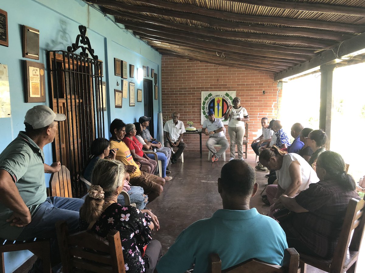 Arismendi_AD's tweet photo. Acción Democrática celebró su semana aniversario en Puerto Santo 🇻🇪
El pasado viernes #18Sep nos reunimos en el sector Cementerio para juramentar a los CAPS y afianzar la organización de base de cara a los nuevos retos políticos, de la mano de nuestra líder @MariaCorinaYA. https://t.co/zrS0imG80P