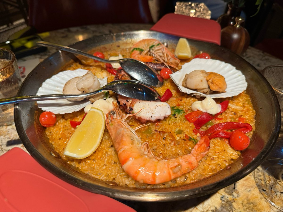 JohnsonZecher's tweet photo. Paella de marisco, el sabor de Espaa que alegra tu día! No te lo pierdas! https://t.co/kWRf6atqOe