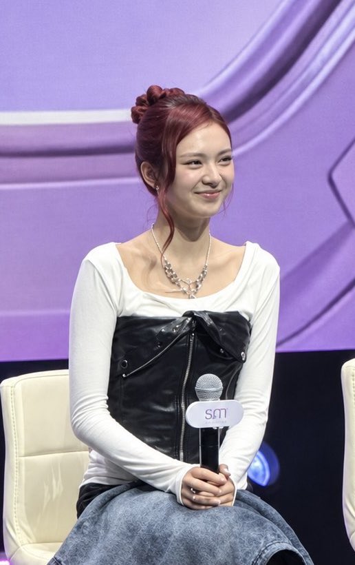RoseJun17999613's tweet photo. แคนนี่น่ารักสดใสมากอะ แต่กินเยอะๆ น้าได้อ้วมๆ  ส่วนอายอนทรงวันนี้สง่าจริง

#CHIQUITA #BABYMONSTER https://t.co/i1kqQ743g1