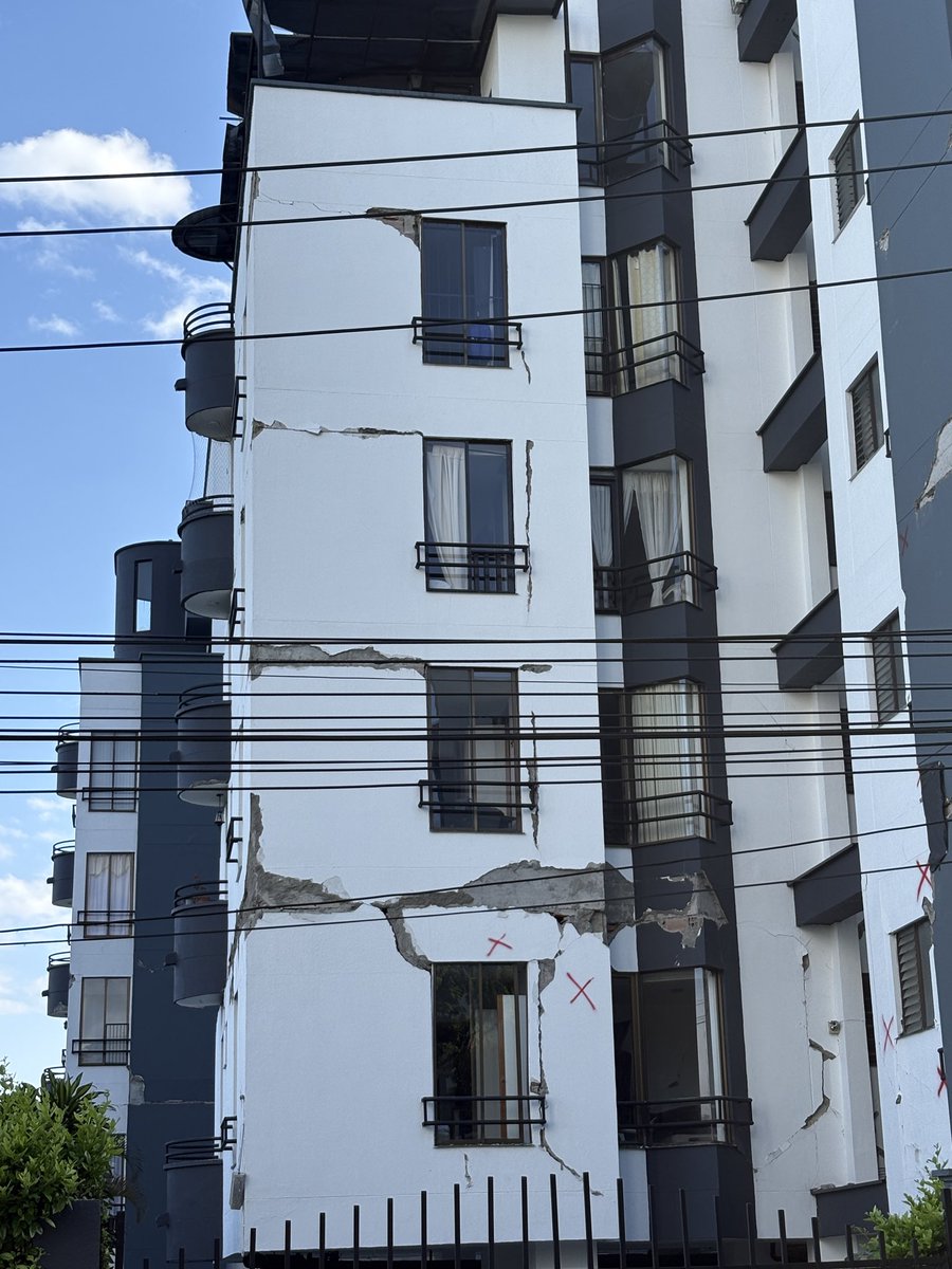 ejealdia's tweet photo. Alguien nos puede explicar porqué el gobierno nacional habla de 16 departamentos afectados por el terremoto? Antioquia, Bolívar, Caldas, Caquetá, Cauca, Chocó, Cundinamarca, Huila, Nariño, Norte de Santander, Quindío, Risaralda, Santander, Sucre Tolima y Valle #Ejealdia https://t.co/BqQZsOzzEL