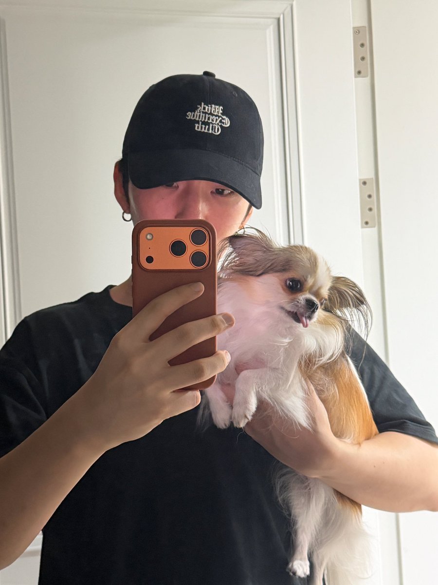 H_ONE_A's tweet photo. 260919 #기현 버블 🫧
🐹 낙낙 봉숙이가 찾아왔슴당
🐹 잠시 왔슴당
🐹 기다려바여 같이 사진 찍어줄겡
🐹 아니 저 인공눈물이 봉숙이 최애 장난감이에여..
🐹 저거 가까이가면 엄마아빠한테도 으르릉해여
🐹 나한텐 안해
🐹 하면 봉숙이 큰일나여
🐹 기강 바로잡지
🐹 인공눈물 내꺼 아니에여 https://t.co/iee7bjAteQ