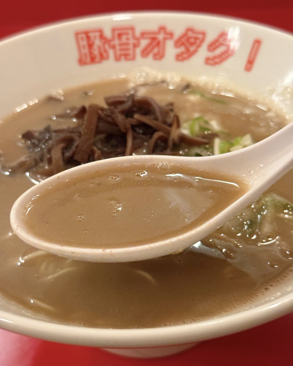 fallindebu's tweet photo. 横浜の関内（福富町）にある「豚骨オタク」は、路地裏のカウンター8席だけの小さなラーメン店。
看板メニューの「豚骨ラーメン 800円」は、白濁を通り越して、茶色のどろっどろの濃厚スープで、こってりなのに重くないから完飲しちゃう美味しさ！
しなやかな細麺も「替え玉 100円」マストだね…！ https://t.co/Hq2X7sVKrz