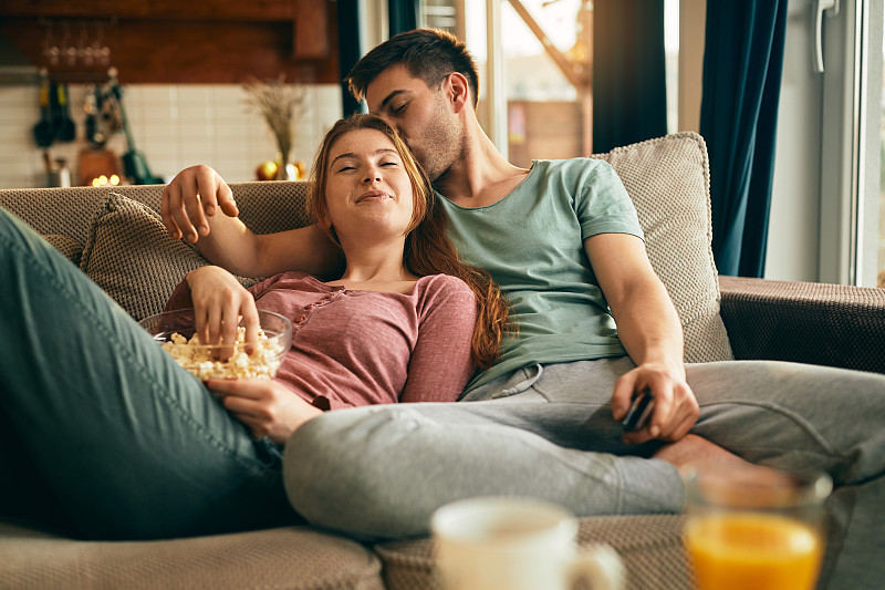 basii912552's tweet photo. Spent the rainy afternoon with my person, making hot cocoa and laughing till our stomachs hurt. Perfect little moments hit different. https://t.co/DNATyakQ58