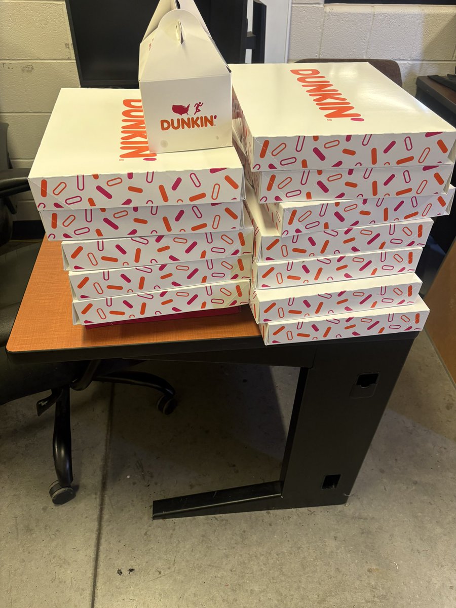 Coach_Lawless's tweet photo. What happens at the ✋🤚 when you serve up 🍩 on Friday nights. 

#DonutsForDonuts

@uhshawksfb 

#RecruitTheU✋🤚 https://t.co/2rTdAdRveL