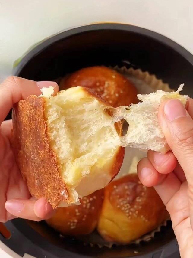 DarnellSheiya's tweet photo. Hornear mis primeros panecillos con masa madre en casa fue una experiencia perfecta: aroma delicioso, textura esponjosa y un café caliente al lado. Amor por la panificación simple ， https://t.co/U1JwBytY0B