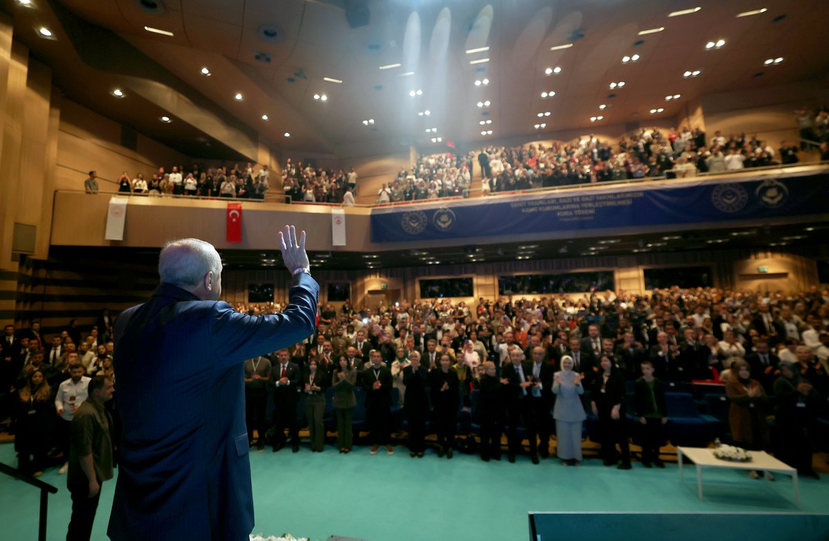 RTErdogan's tweet photo. 1995’ten 2002’ye kadar sadece 6 bin 315 şehit yakını, gazi ve gazi yakınımız kamu kurumlarına atanmıştı.

Bugün çektiğimiz kuralarla 571 kardeşimizi daha kamu kurumlarına yerleştirdik. Böylelikle kamuda istihdam edilen şehit yakını, gazi ve gazi yakını sayısını tam 53 bin 179’a yükselttik.

Atamalarını gerçekleştirdiğimiz her bir kardeşime yeni görevlerinde başarılar diliyorum. Hayırlı, uğurlu olsun.