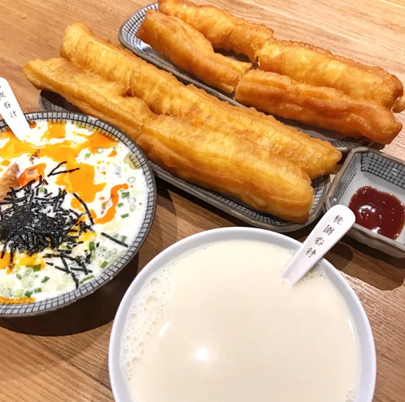 calmj680013's tweet photo. Craving a late-night bite This crispy fried dough stick with sweet soy milk hits different on a chilly street corner! https://t.co/nadStEUkKC