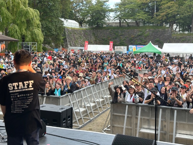 uchidateshigeru's tweet photo. 【今日も、盛岡は元気です！】
まちなかを歩けば、あちらにも、こちらにも、たくさんの人。

とても気持ちの良い天気。

音楽を楽しむ人、仲間と笑い合う人、そして、この日のために準備を重ね、支えてくださっている皆さん。

やっぱり、盛岡っていいですね。

今日、まちを歩きながら、心の底からそんな気持ちになりました。

今日も、盛岡のまちからたくさんの元気をもらいました。ありがとう！

#盛岡
#いしがきMUSICFESTIVAL
#盛岡城跡公園
#岩手公園
#よ市