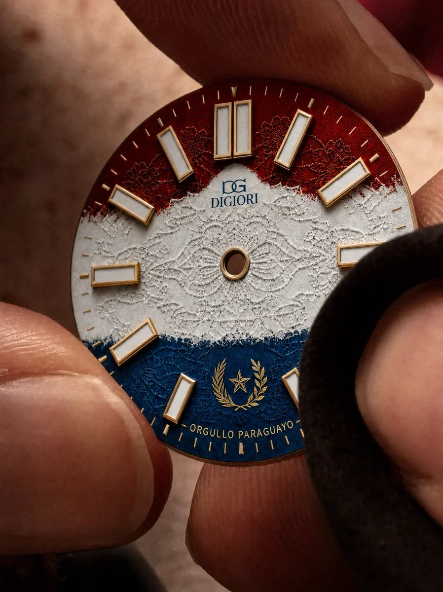 santiagasu's tweet photo. ⌚🇵🇾 Con apenas G. 5 millones, un paraguayo autodidacta lanzó su marca propia de relojes de lujo a medida.
📍 Giovanni Riquelme fundó Digiori Watches en 2025; cada reloj lleva 30 a 45 días de producción.
📍 Ya recibe pedidos corporativos de hasta 150 relojes y busca llegar al Grand Prix d'Horlogerie de Genève.

 https://t.co/zDg86pWmMC