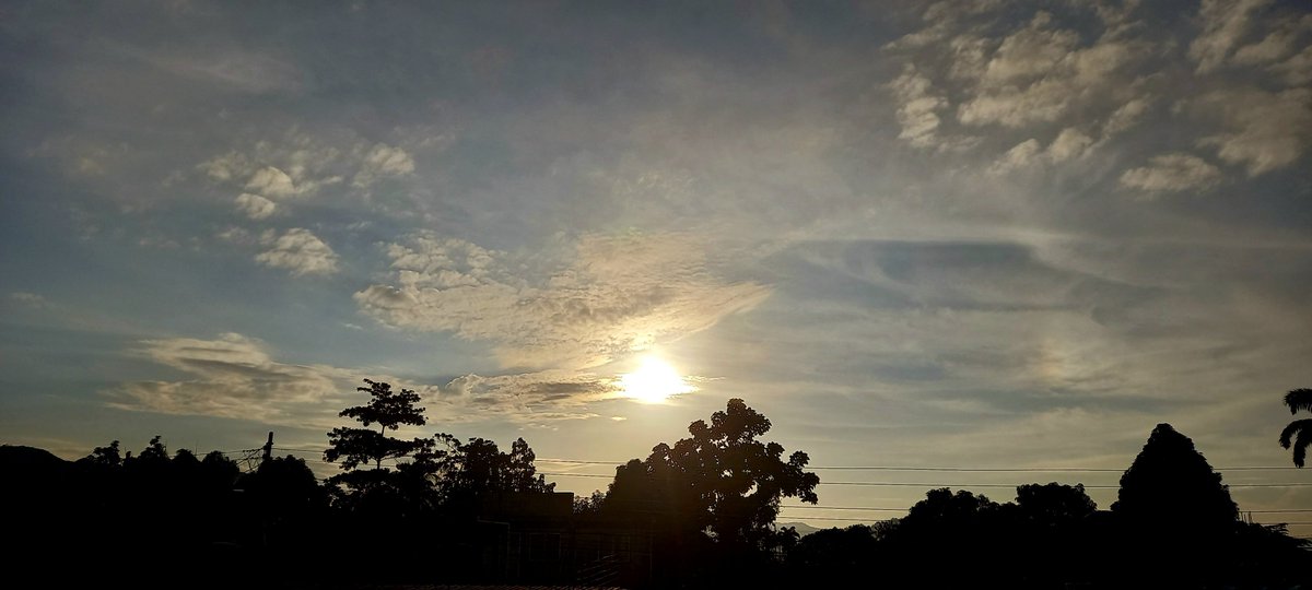 brossamadoz's tweet photo. PARHELIO.

El cielo decidió regalarme una segunda dosis de magia: ¡logré captar mi segundo parhelio y contemplar de nuevo la simetría del sol! Un recordatorio de que los fenómenos más increíbles ocurren cuando miramos el cielo en el momento exacto. Puerto La Cruz, 19 Sep 2026. 🇱🇹 https://t.co/gk75kPMKaZ