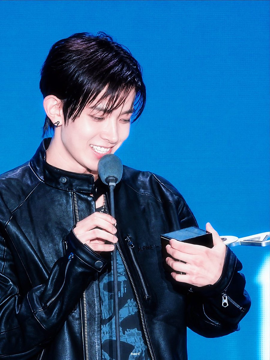 cuddlyheeseung's tweet photo. the ultimate view: evan smiling widely, holding up his new award! looking at his radiant smile right here, it’s impossible not to smile along with him ♡ https://t.co/Ty32vyhI7L