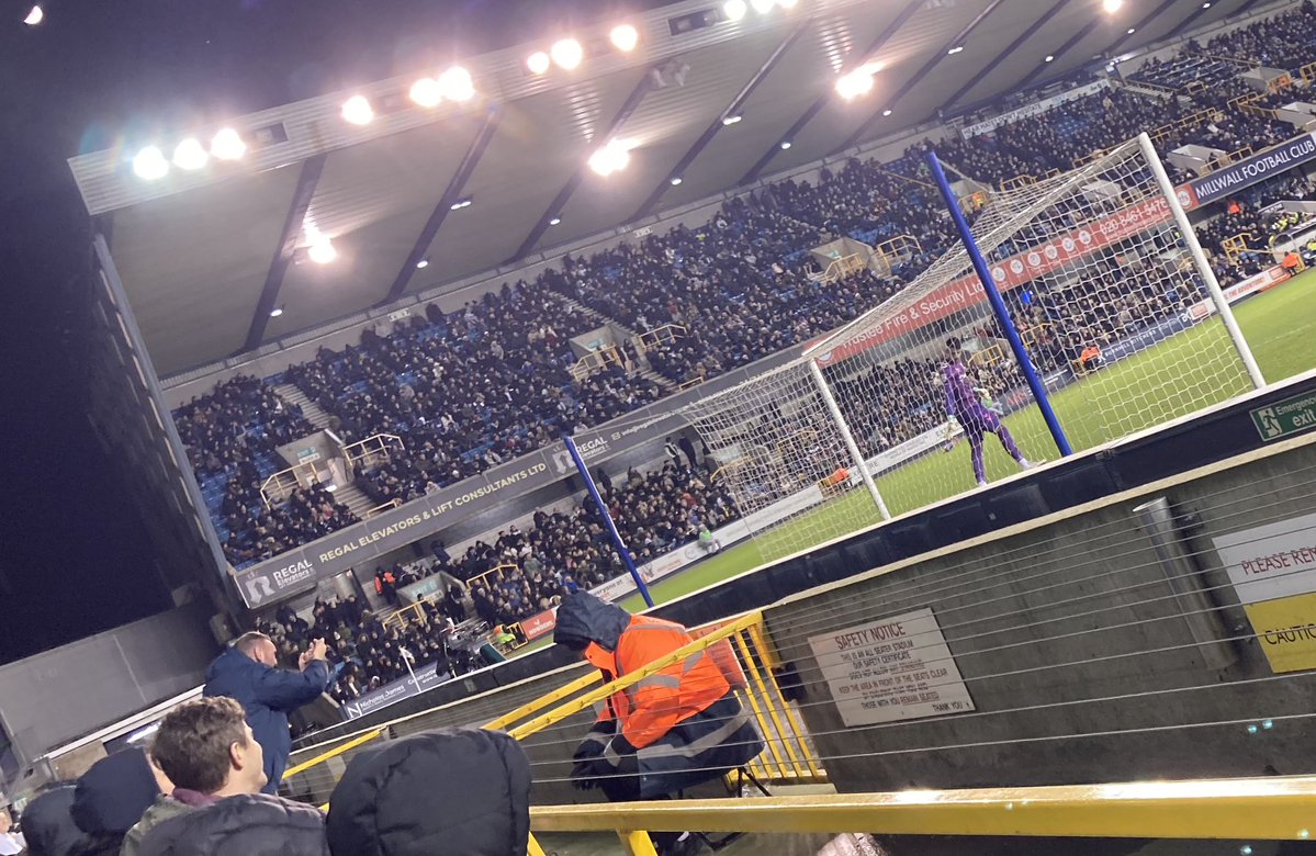 NatsuUtd's tweet photo. ミルウォールの試合行った時、試合中ずっと中指立ててFワード叫んでるサポーターおった。 https://t.co/ABSzqHkcww