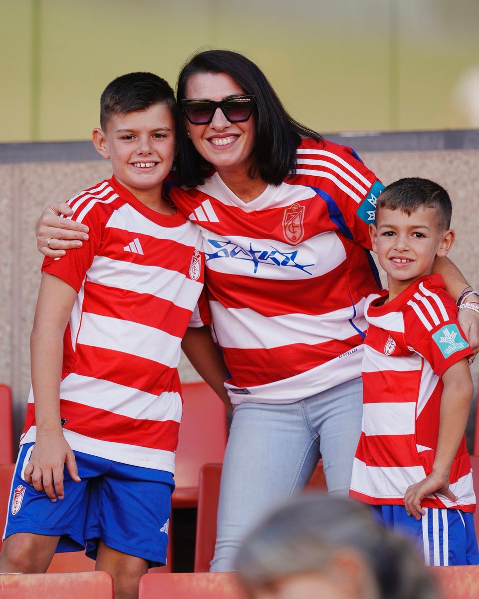 GranadaCF's tweet photo. Ellos no lo saben, pero tienen una de las fotos más bonitas de su vida ❤️🤍 https://t.co/NmoVDSwyBp