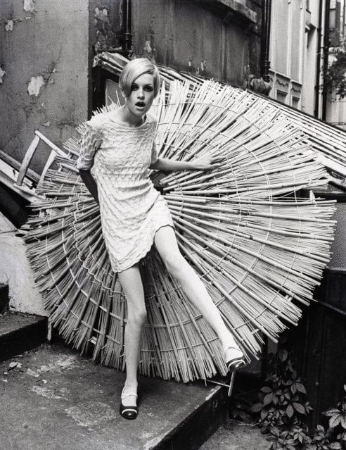 mariobianchi18's tweet photo. Il #19settembre 1949 è nata Lesley Hornby cioè #Twiggy (stecchino). E' la modella che lanciò la #minigonna di Mary Quant rivoluzionando il costume sociale. Nel film The Blues Brothers è la ragazza a cui Elwood dà un appuntamento in un'area di servizio; ma lo attenderà invano. https://t.co/NqvvPydUVv