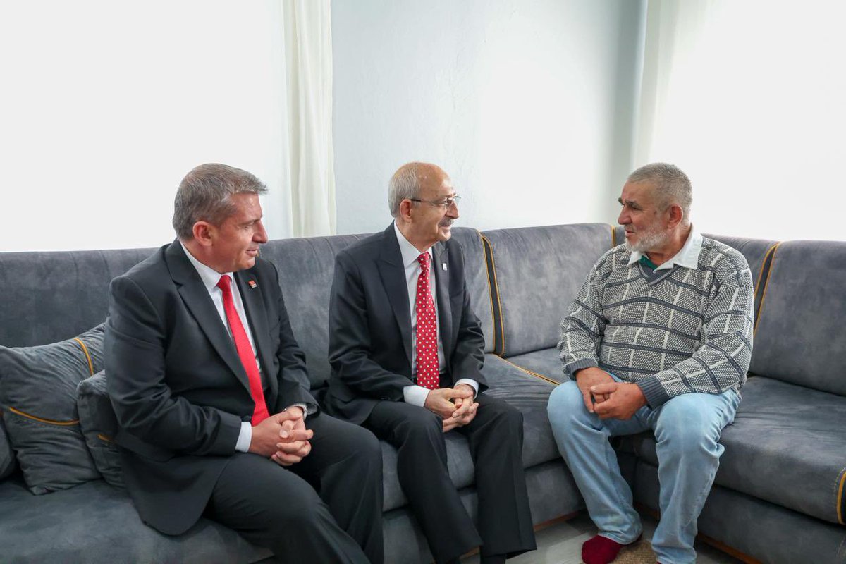 herkesicinCHP's tweet photo. Genel Başkanımız Sayın Kemal Kılıçdaroğlu, Özvarlı ailesinin Bolu Kasaplar Mahallesi’ndeki evine konuk oldu. https://t.co/N7nt4wDUmb