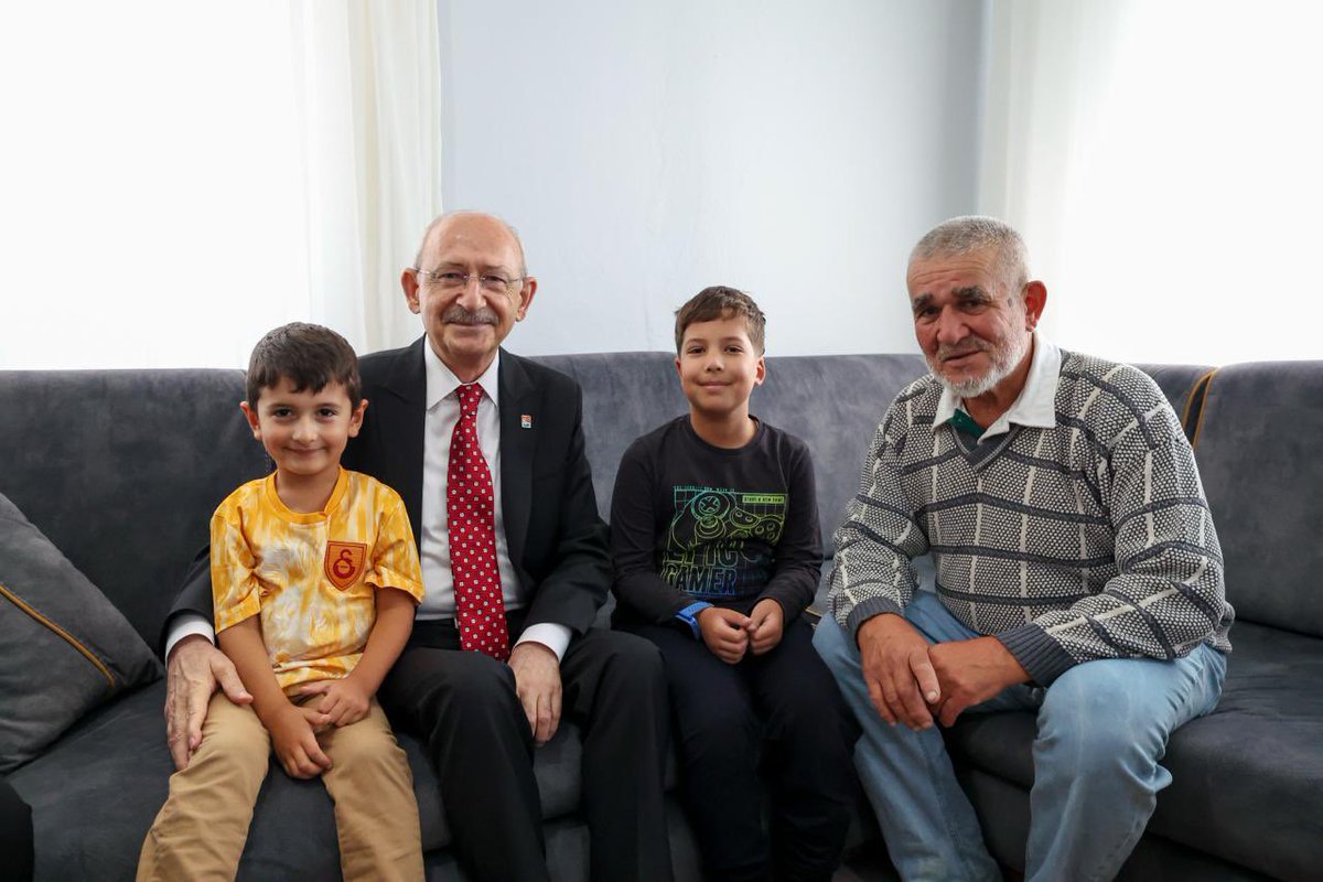 herkesicinCHP's tweet photo. Genel Başkanımız Sayın Kemal Kılıçdaroğlu, Özvarlı ailesinin Bolu Kasaplar Mahallesi’ndeki evine konuk oldu. https://t.co/N7nt4wDUmb