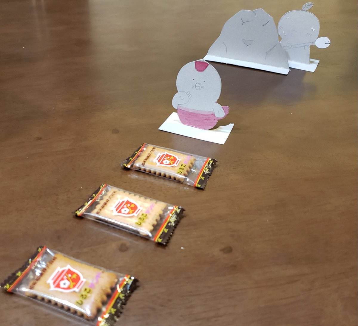 sldncookie's tweet photo. 昨日しるこサンド買って喜んでた下の子、「工作するから厚紙ちょうだい！」つって秒でこれ完成させててわろた
かわいすぎる天才すぎる https://t.co/IBi0tlVpLA