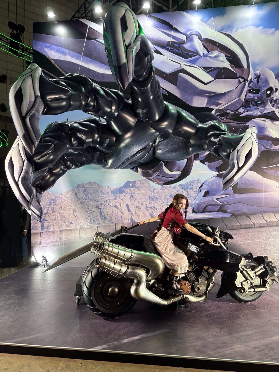 saki_no_yoasobi's tweet photo. スクエニブースで
エアリスでバイク乗らせてもらいました💨
#TGSコスプレ　#TGS2026 #TGS2026コスプレ https://t.co/QAHGdcyqIg