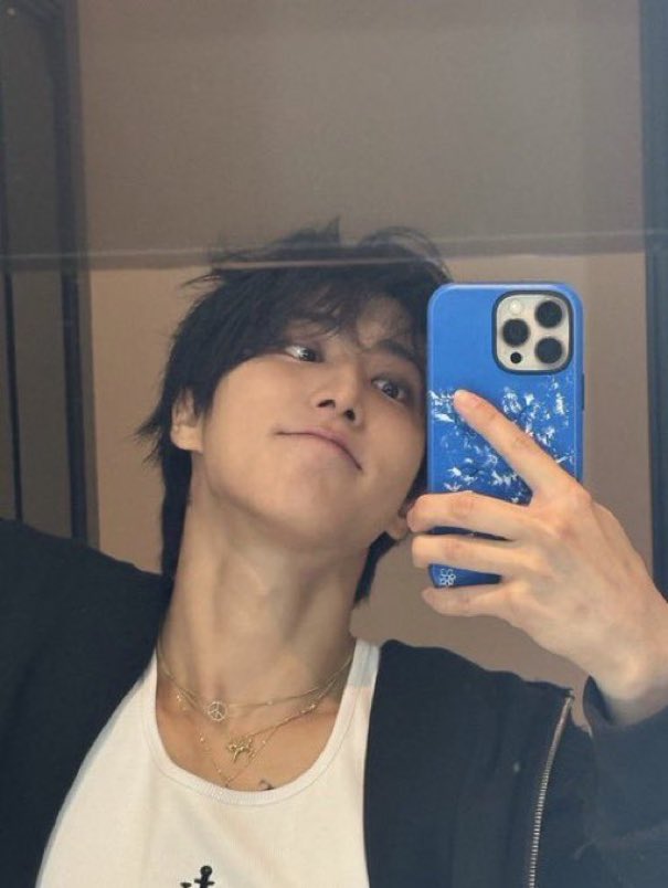 miaonsung's tweet photo. jsng posting this to bait his alpha roommate into biting him the next time he sees him https://t.co/GfZgfA51Y2