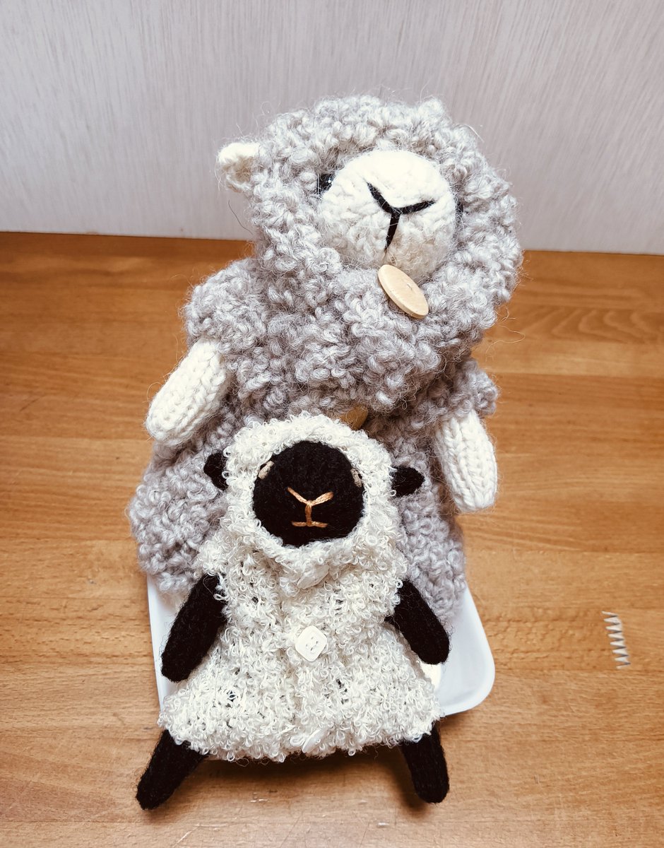 margo_cslab's tweet photo. ひつじの着せ替え棒ぐるみ、キットよりも細い糸で編んでお尻にペレットを入れた。目はどうしても横長の瞳孔にしたかったので2つ穴ボタンにした。ぬいぐるみ用のキャットアイは意外と瞳孔が太かった

#ひつじの着せ替え棒ぐるみ
#amigurumi
#knitting https://t.co/JfFmR1JCwd