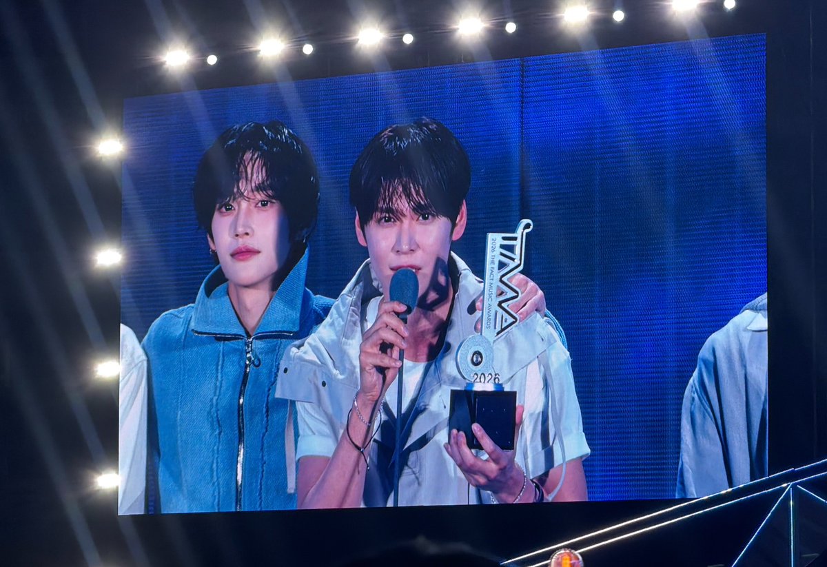 oneand0nlybbin's tweet photo. 둘이 투샷 잡혔을 때 뒤에 남자 둘이
“진짜 어떻게 저렇게 생겼지?” https://t.co/gnkHbt25js